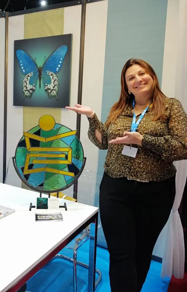 Sophie Carrois présentant un objet décoratif, représentant ses services en conseil en décoration et architecture d'intérieur. 